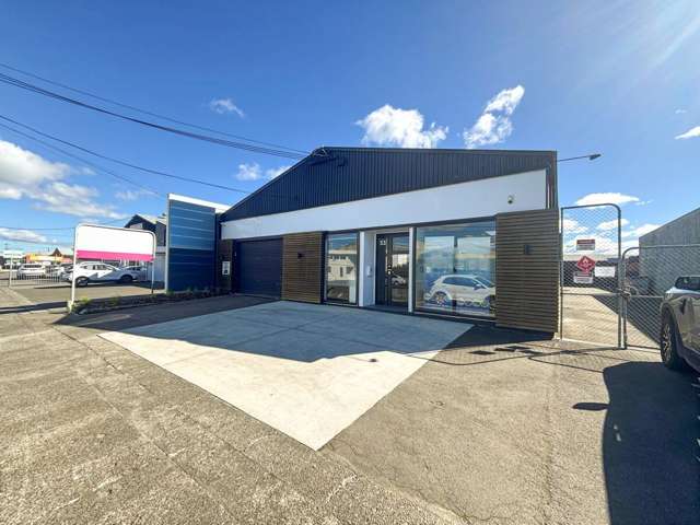 547m&sup2; Warehouse with Showroom/Office