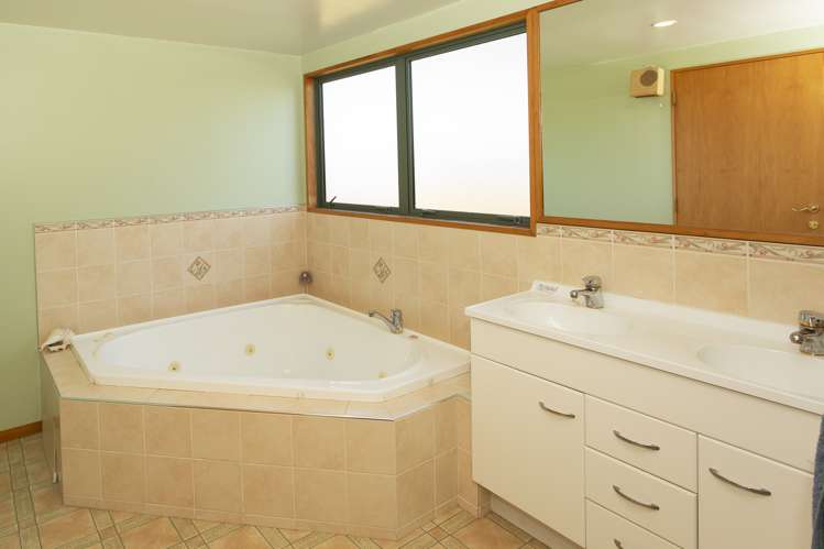 196 Racecourse Road Allenton_13