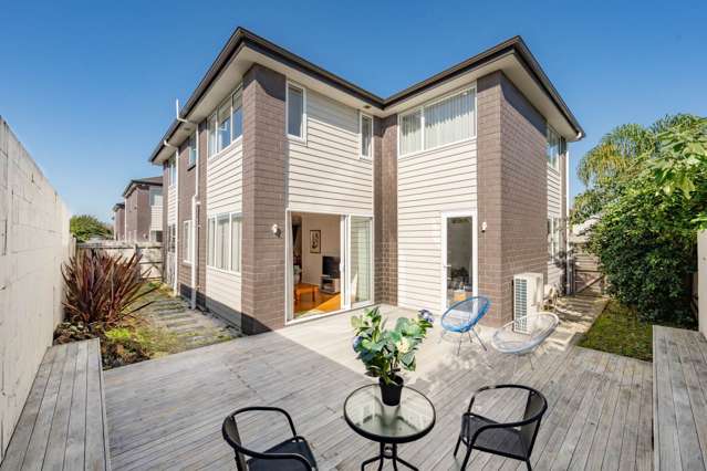 AS NEW FREESTANDING HOME - EASY LIVING!