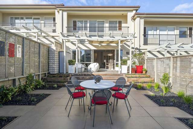 Spacious, executive living - gateway to the Bays