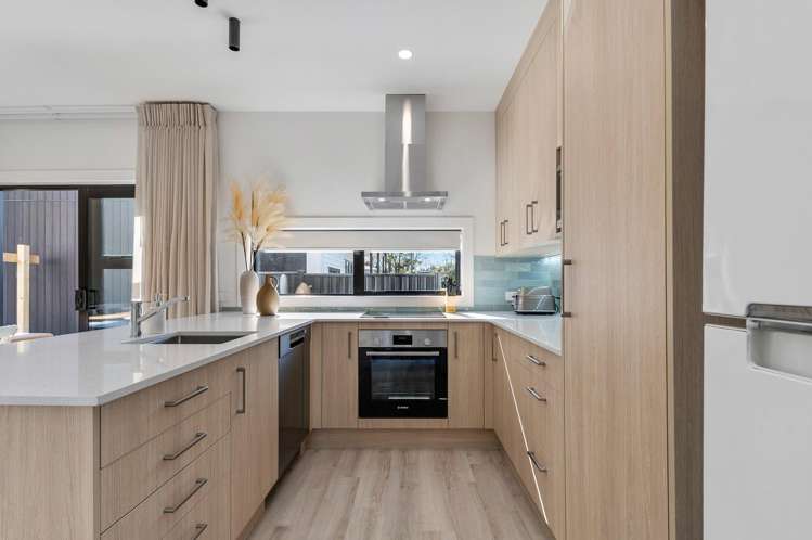 2/141 Waikato Street Central_13