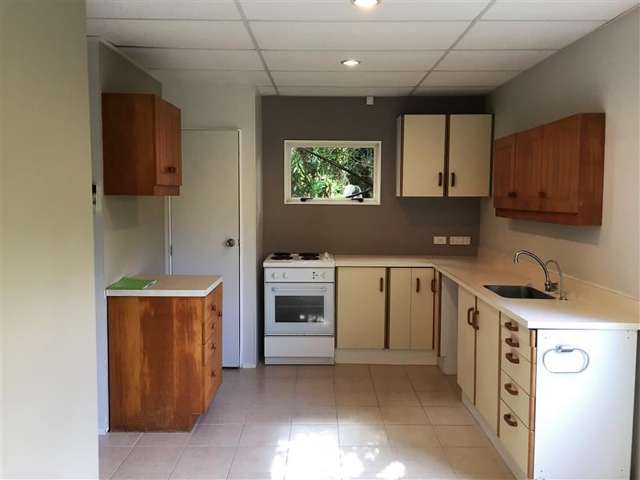 834 West Coast Road Waiatarua_3