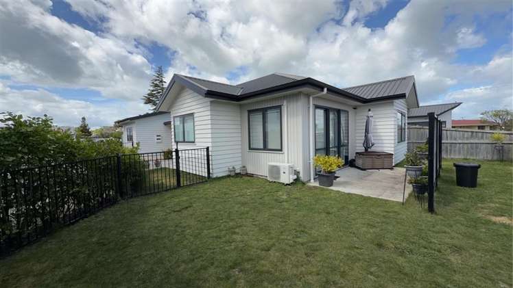  2/2 Lambert Court Glenview_5