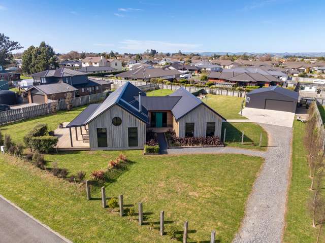 Contemporary Living, Space and Tararua Views