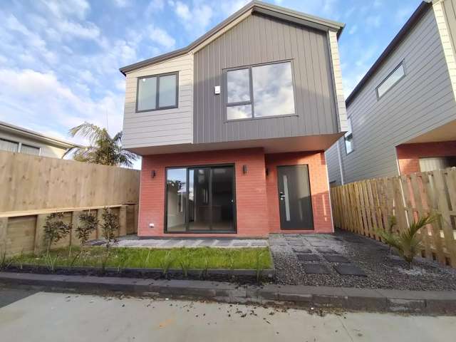 Near new freestanding 4 bedroom 2.5 bathroom house located in a sought-after location of Bucklands Beach.
