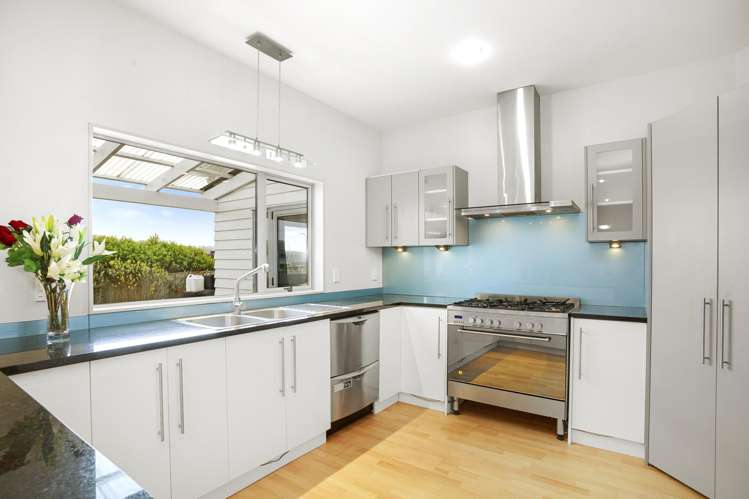 15 Paparoa Crescent Aotea_7