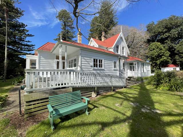 Yesteryear living with modern conveniences on massive park-like grounds