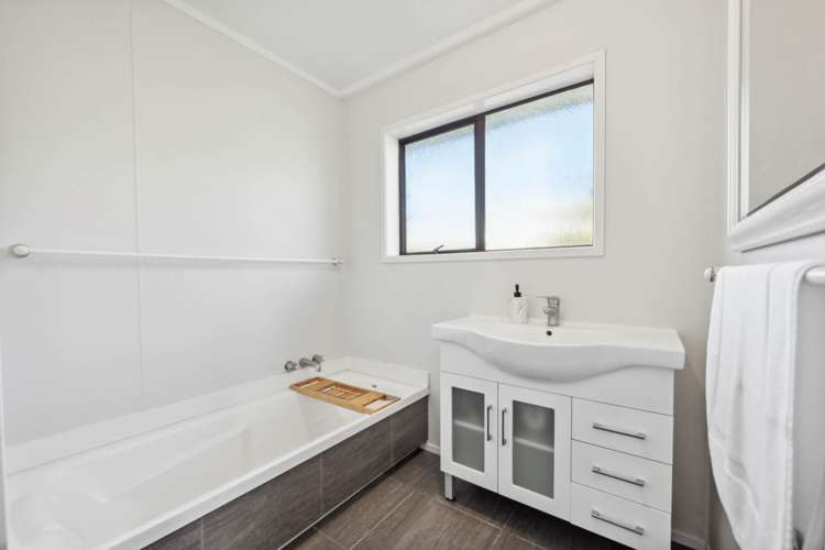 8 Ian Place Glendene_13
