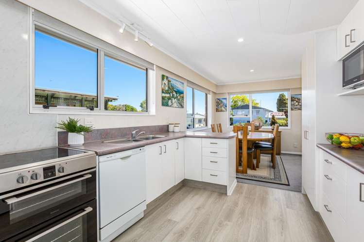 8 Tacoma Drive Totara Park_1