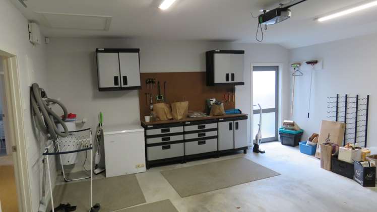 23 Chateau Crescent Rangatira Park_21