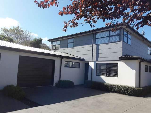 Stylish fully furnished 3 bed townhouse