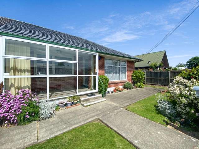 UPPER RICCARTON - 2 BEDROOMS, 1 BATHROOM, HEATPUMP, SINGLE GARAGE