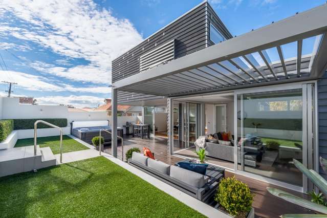 Executive lock-up-and-leave close to the beach
