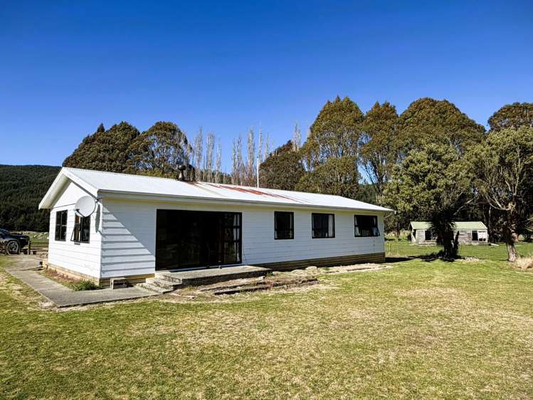 2211 Blackmount Redcliff Road Whare Creek_17