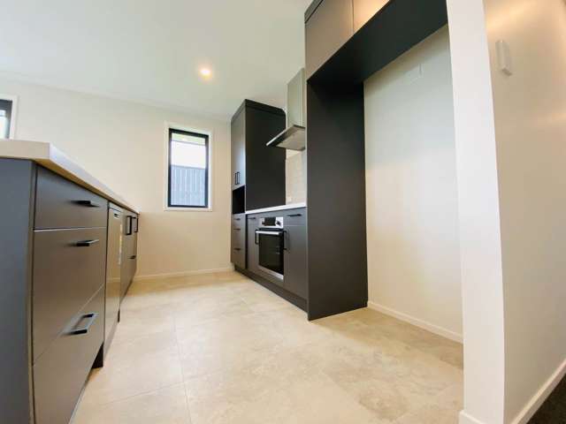 Stylish New Built Three-Bedroom Beauty with Si...