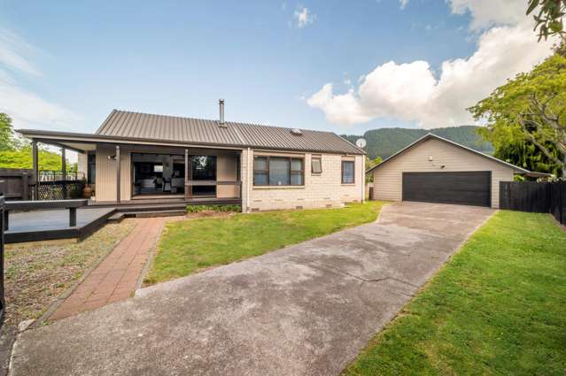 Sun-soaked family living with great garaging