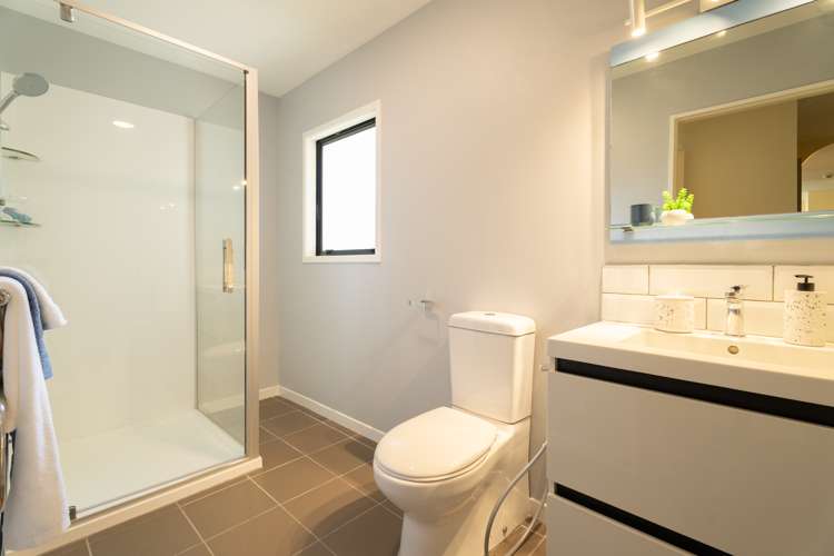 35 Ring Lane Paparangi_16