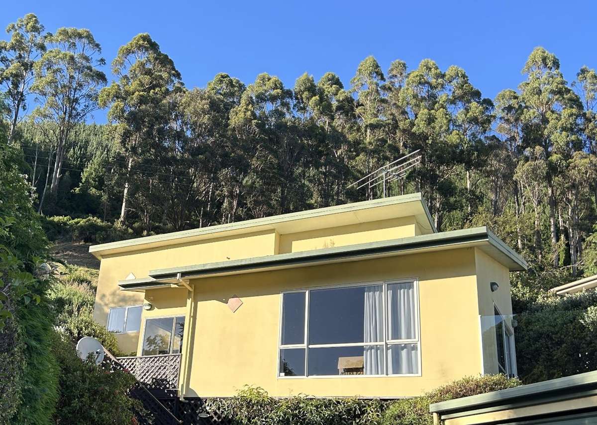 Sunny & Spacious 3 Bedroom Home 1