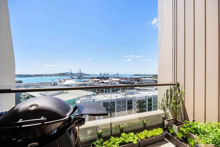 1406/47 Beach Road City Centre_10