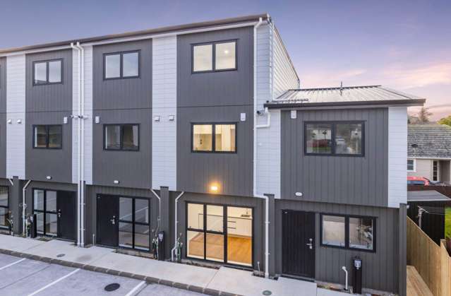 Modern 3 - Level Townhouse - Smart Design