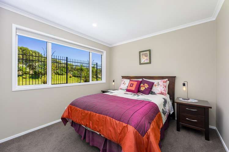 18 Pleasant Way Matakatia_16