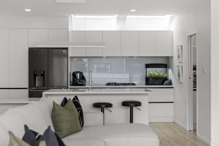 5b Holland Avenue Point England_9