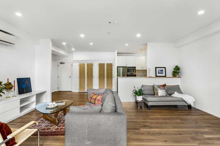 1F/220 Victoria Street West_5