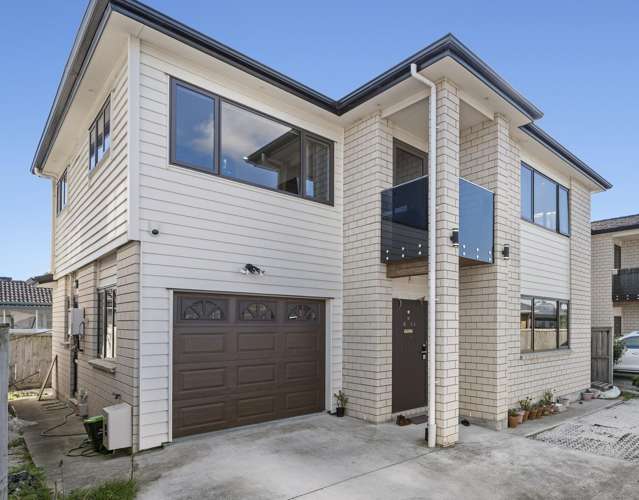 Large Family Living: 5 Beds, 3 Baths + Standalone!
