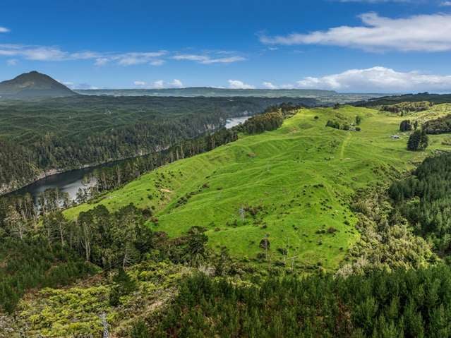 260ha Grazing and Quarry on Lake Edge