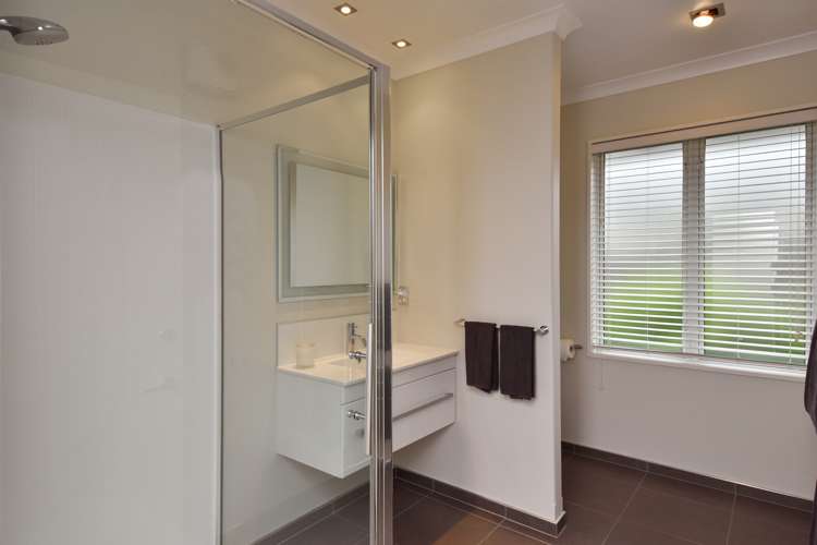 17 Springbrook Lane Northwood_11