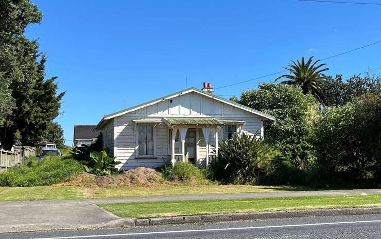 A do-up villa for sale on Harris Street, in Huntly, was filled with rubbish and had what appeared to be mould on the ceilings. Photo / Supplied