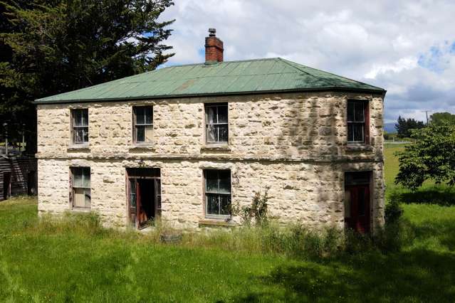 Historic derelict Canterbury country pub