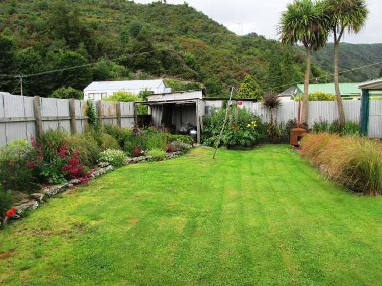 14 Broadway Reefton_10
