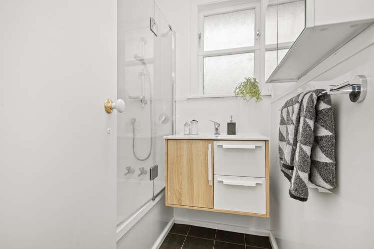 1/1 Strand Crescent Naenae_13