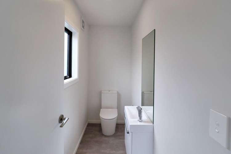 B/137 Whites Line East 1369_12