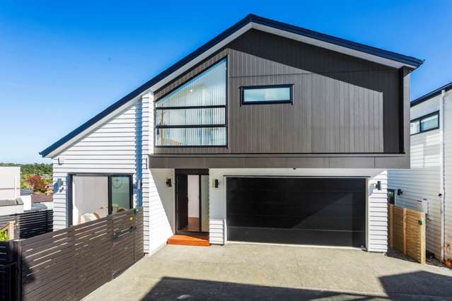 Near-New 5 Bed-Sun, Sea Views & Versatile Living