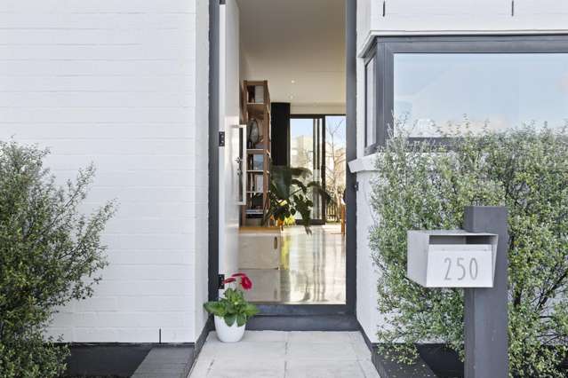 Chic & cool freehold townhouse