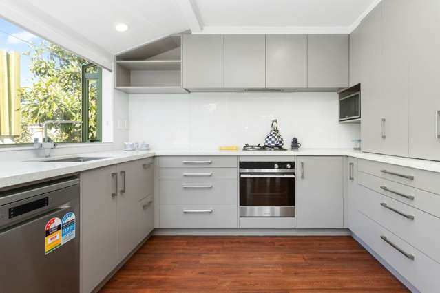 2/6 Seaview Avenue Northcote_3