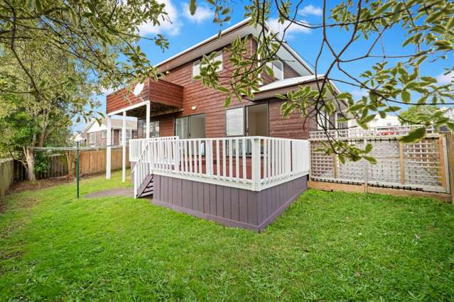 Gorgeous Home Beside Gladstone School