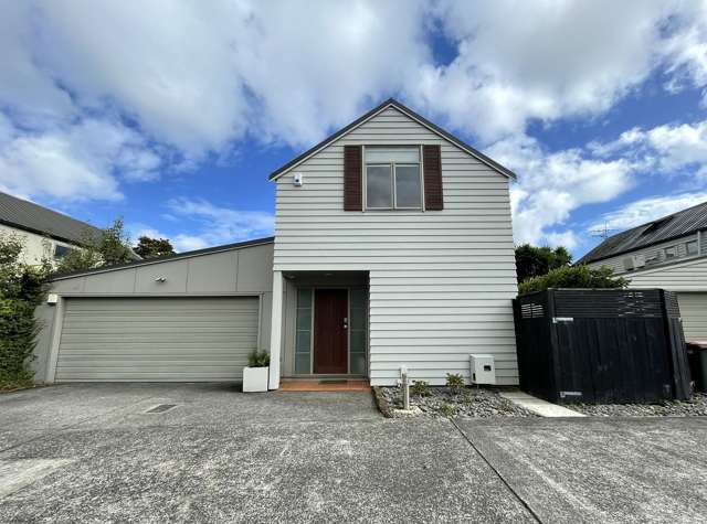 Sunny 3-Bedroom Home + Double Garage