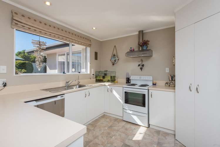 12 Kate Edgar Place Stoke_13