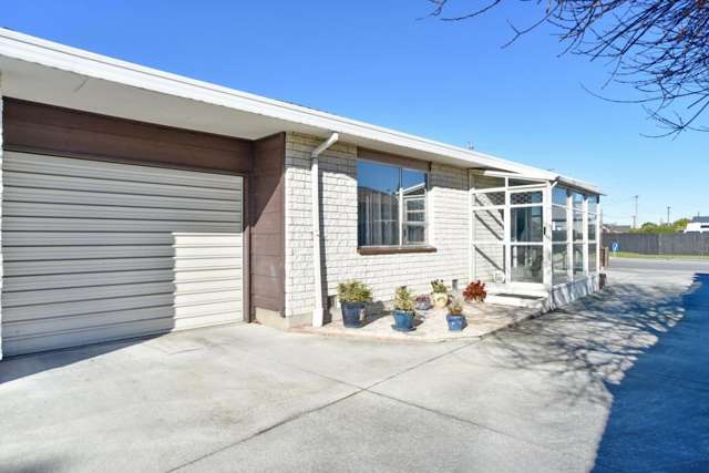 * UNDER OFFER * Smart Start or Downsize, Garage and Extra Parking