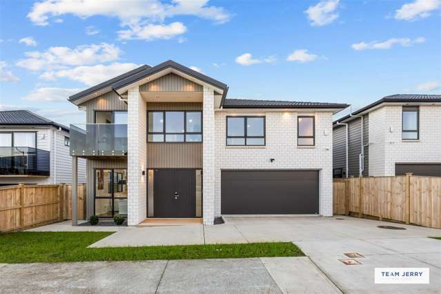 Luxury Living -  Eight Bedrooms with Two Kitchens