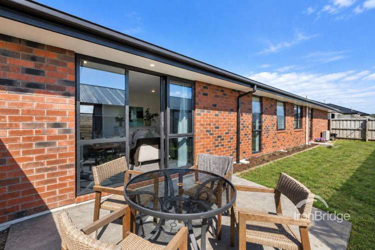 15 Woodford Avenue Woodend_15