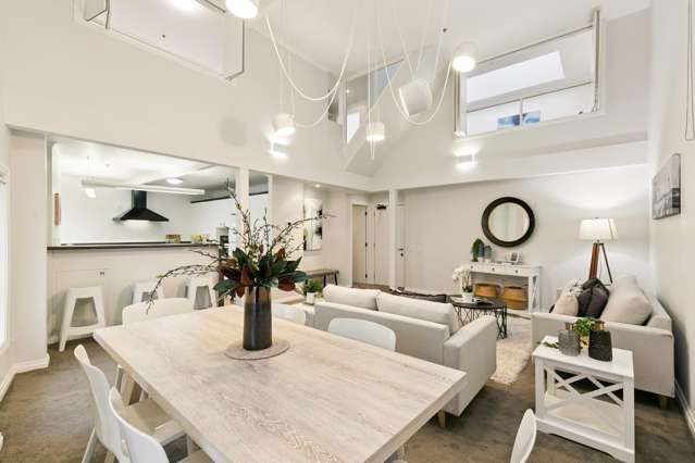 SOAK UP THE SUN ON YOUR TERRACE ON THE WATERFRONT!