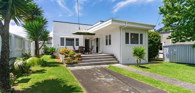 Spacious 2-Bedroom Home with Sleepout in New Lynn