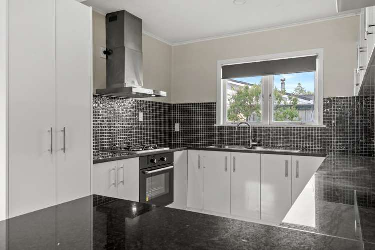 2/8 Winspear Place Manukau_3