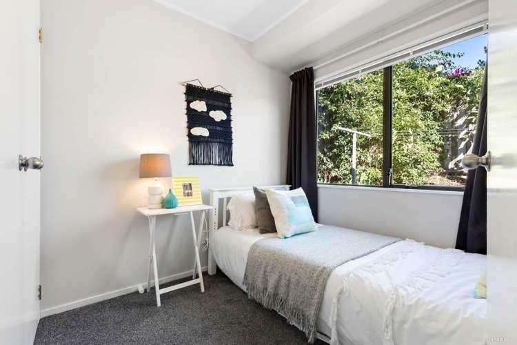 8 Skybird Place Glen Eden_12