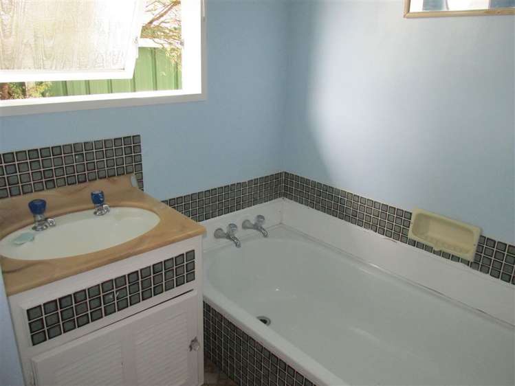 10 Kumeroa Grove Wainuiomata_8