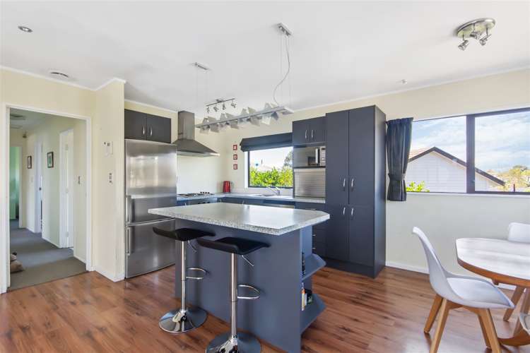 2/93 Athena Drive Totara Vale_5